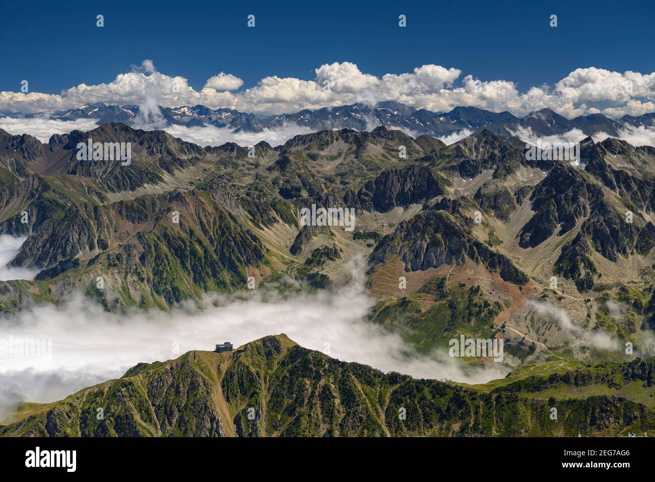 La gamma dei Pirenei in estate visto dall'Osservatorio Pic du Midi (Midi-Pirenei, Pirenei, Francia) Foto Stock