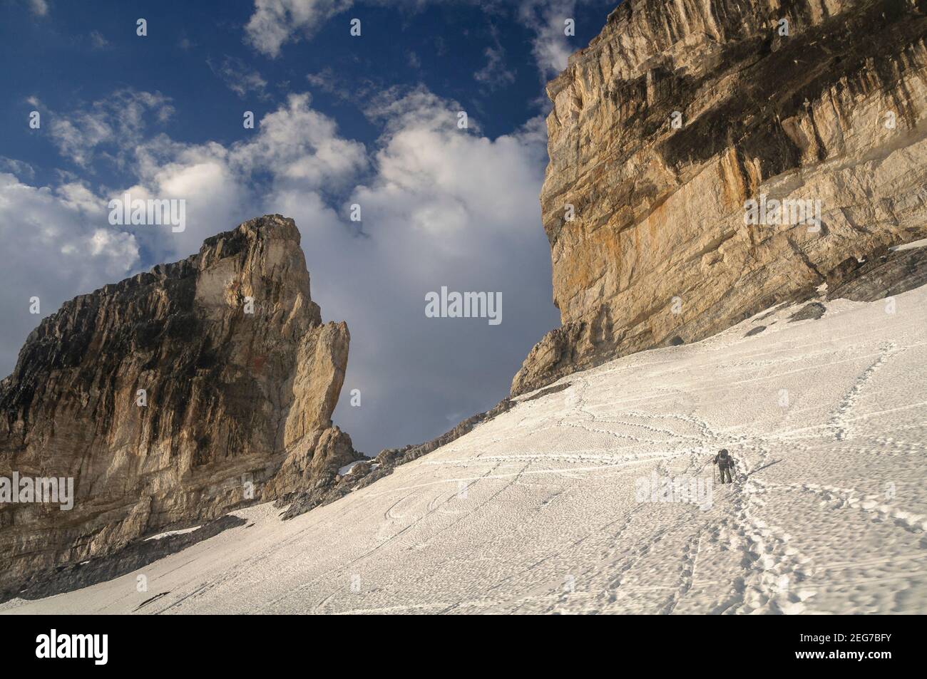 Violazione di Roland in primavera (Parco Nazionale dei Pirenei, Gavarnie, Francia) ESP: La Brecha de Rolando en primavera (PN Pirineos, Gavarnie, Francia) FR: Foto Stock