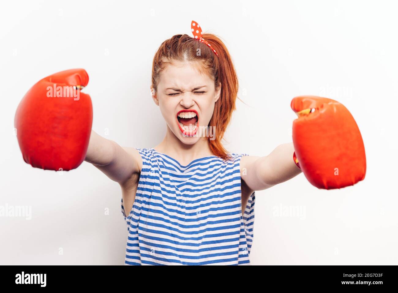 boxe donna in rosso guanti a righe t-shirt trucco acconciatura Foto stock -  Alamy
