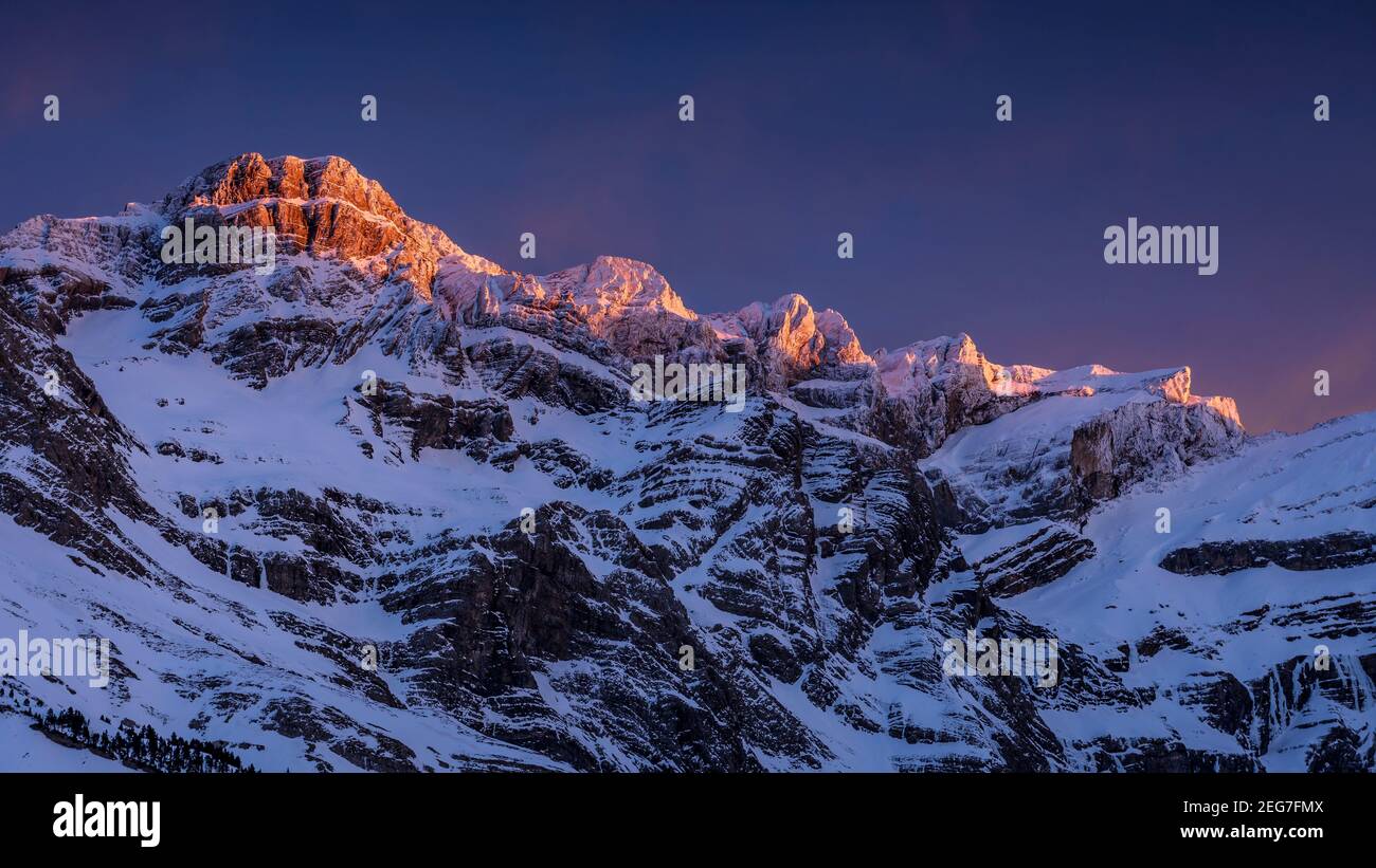 Tramonto nel Cirque de Gavarnie e la vetta del Marboré (Midi-Pirenei, Pirenei, Francia) ESP: Atardecer en el Marboré y el Circo de Gavarnie (Pirineos) Foto Stock