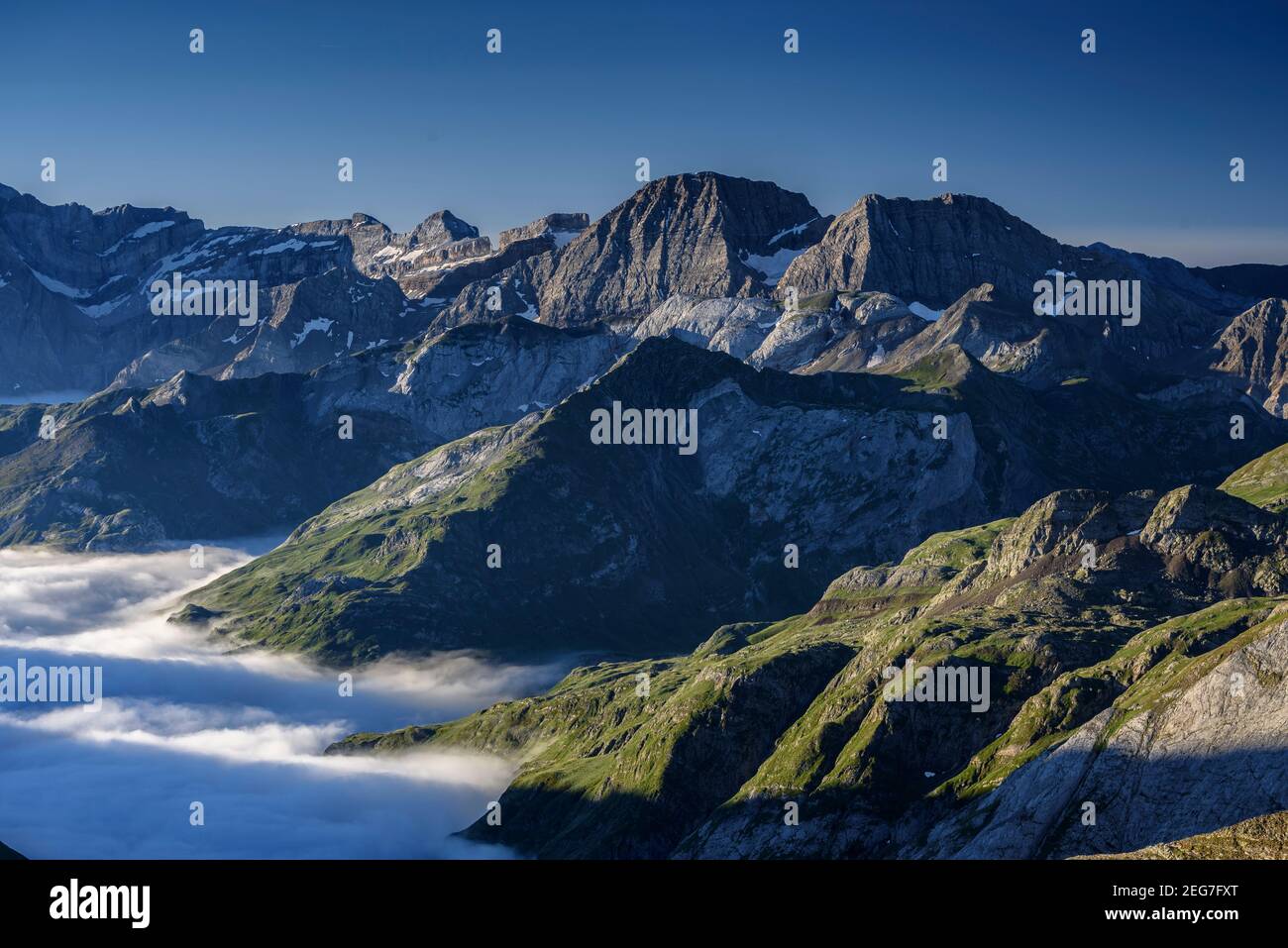 La cima del Taillon e il Cirque de Gavarnie visti dall'Hourquette d'Ossoe (Parco Nazionale dei Pirenei, Gavarnie, Francia) Foto Stock