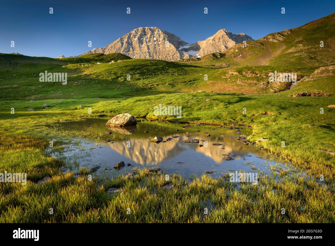 Taillon e Gabietous visto da vicino a col de Tentes (Gavarnie, Pirenei, Francia) ESP: Taillón y Gabietos vistos desde cerca del col de Tentes Foto Stock