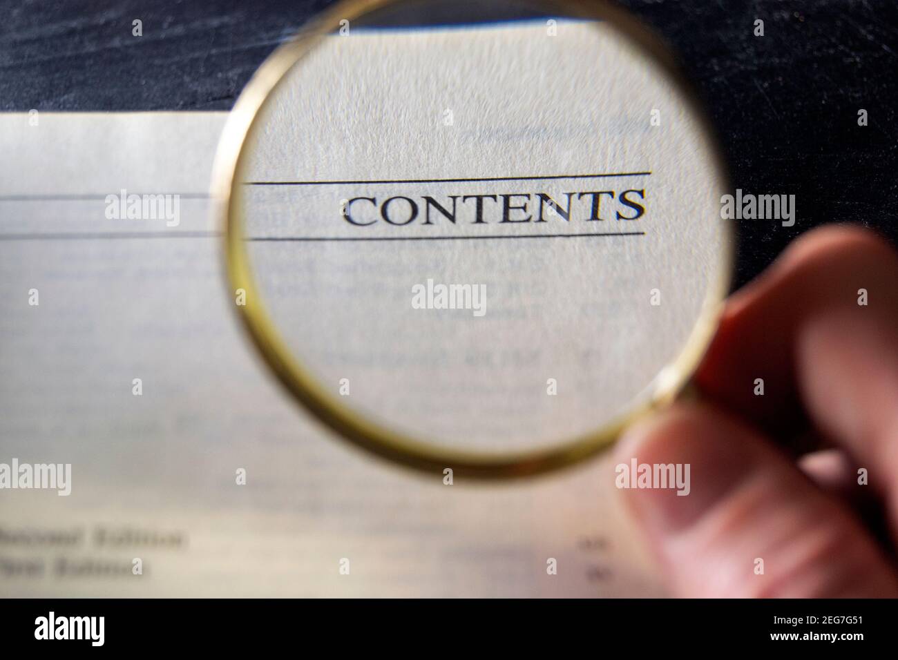 Loupe ingrandimento parola 'contenuto' su un libro tecnico. Concetto di business, comunicazione, internet, pubblicità Foto Stock