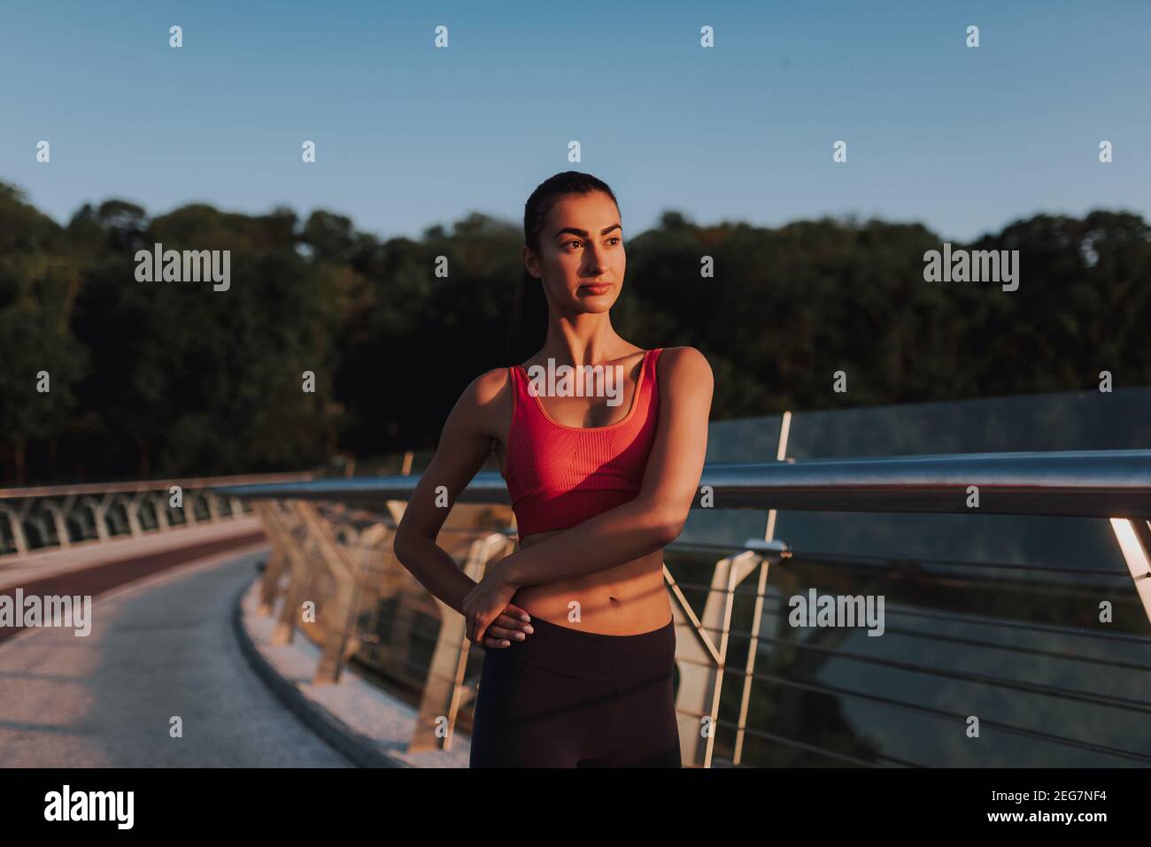 Esercizi mattutini di sicurezza in condizioni di quarantena. Ragazza attenta che si prepara al jogging. Esercitazioni mattutine all'alba Foto Stock
