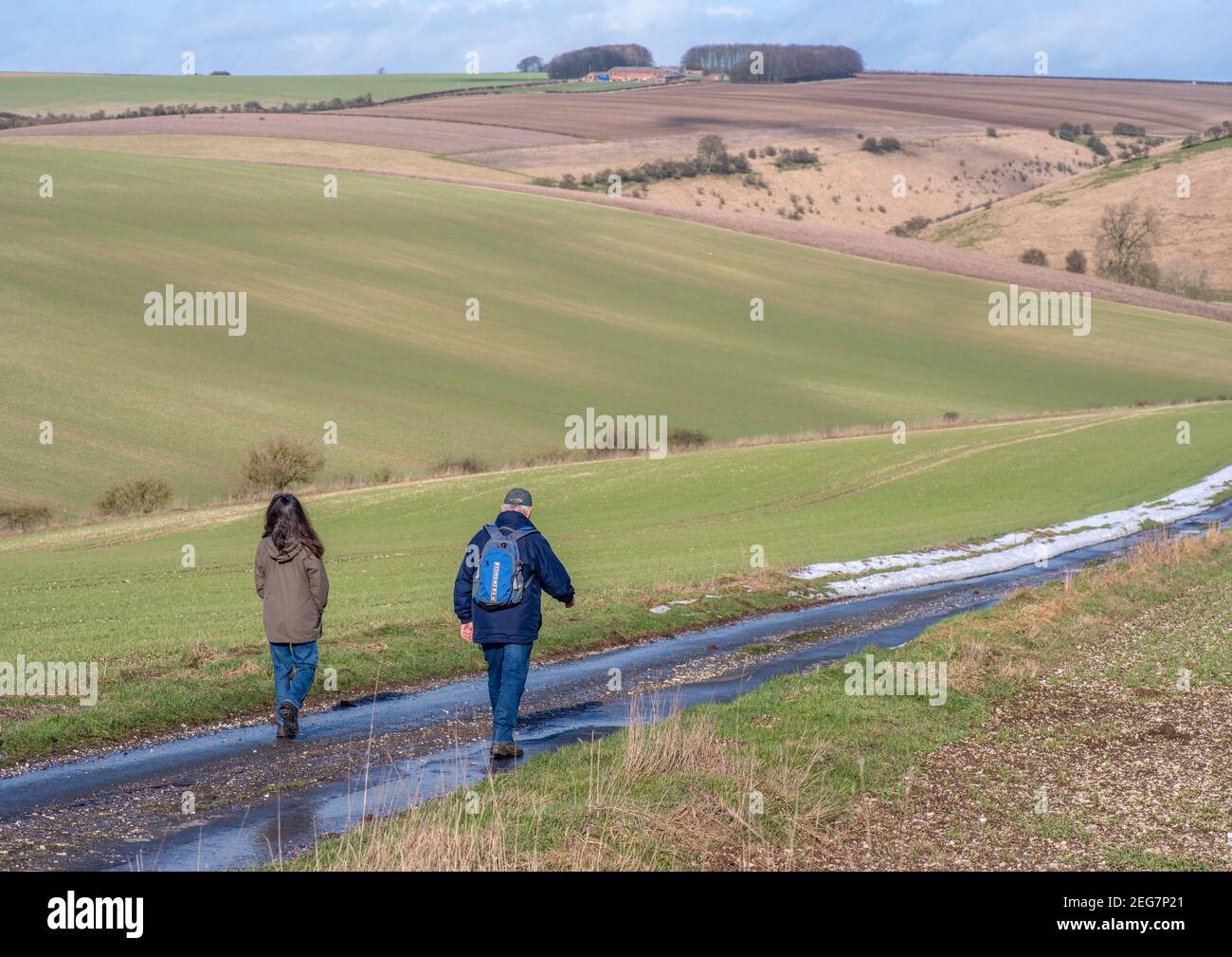 Burdale, North Yorkshire, England, 16-02-2021 - Coppia di ramblers che camminano su una strada di campagna nei Wolds dello Yorkshire durante l'inverno. Foto Stock