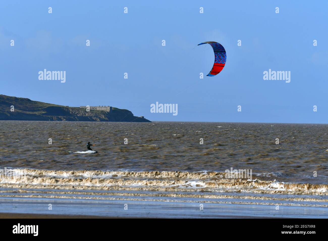 Weston Super Mare, Regno Unito. 18 Feb 2021. Regno Unito tempo in una mattina fredda e soleggiata un windsurf soleggiato prendere al mare presso il Weston Super Mare lungomare nel Nord Somerset. Credito immagine: Robert Timoney/Alamy Live News Foto Stock