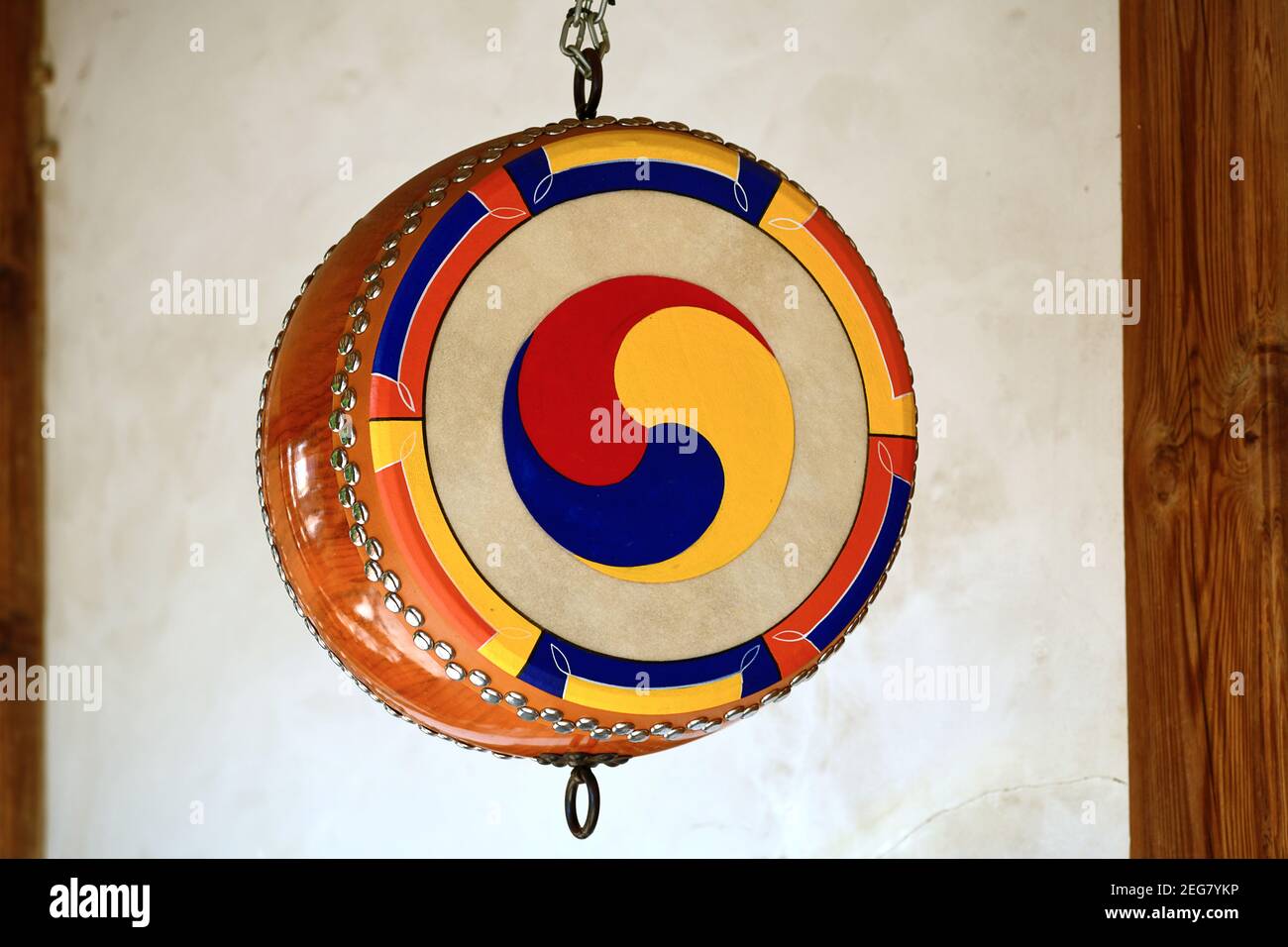 Suonare il tamburo tradizionale immagini e fotografie stock ad alta