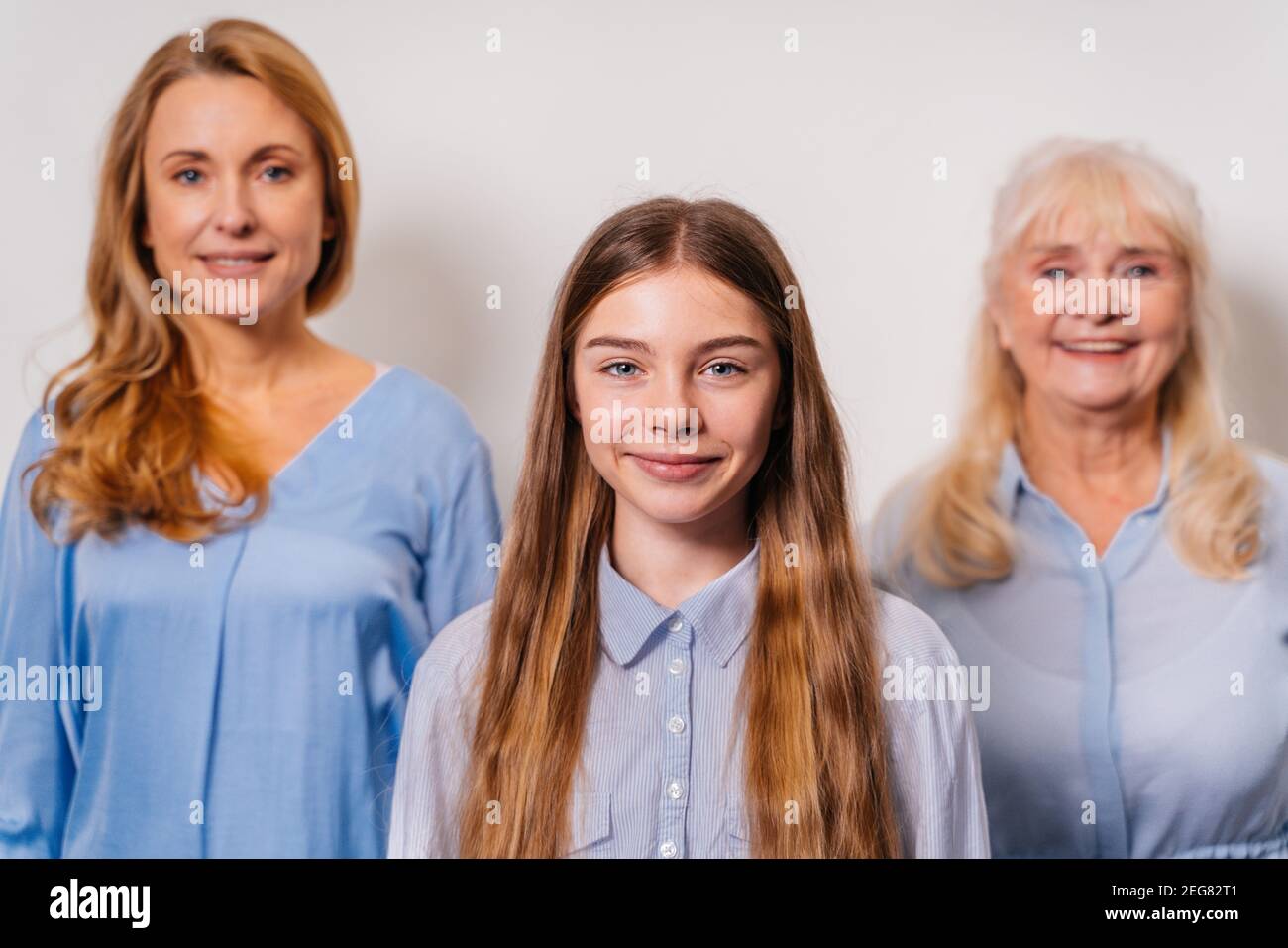 Nonna, figlia e nipote insieme a casa, felici momenti di vita domestica - Famiglia divertirsi, concetti di anziani, famiglia di età superiore Foto Stock