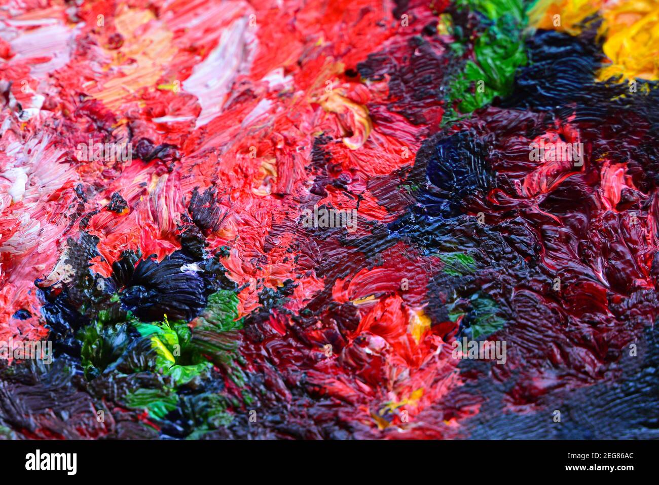 Diversi colori brillanti delle vernici a olio sono mescolati da vicino Foto Stock