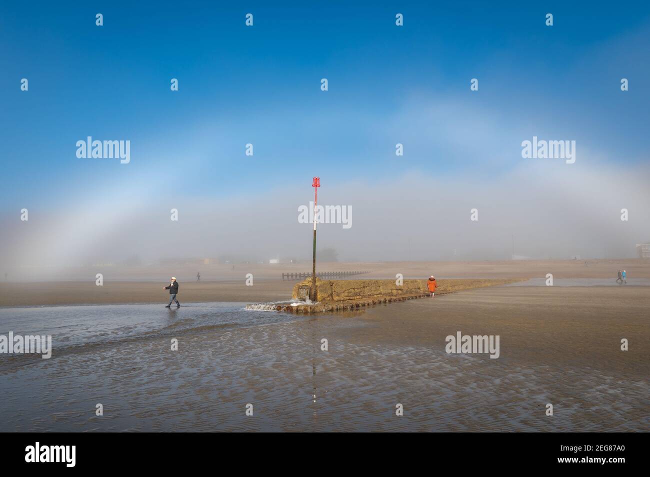 Fogbow, un arcobaleno incolore appare nel cielo in una giornata nebbiosa sulla spiaggia di Littlehampton, West Sussex, Regno Unito. Foto Stock