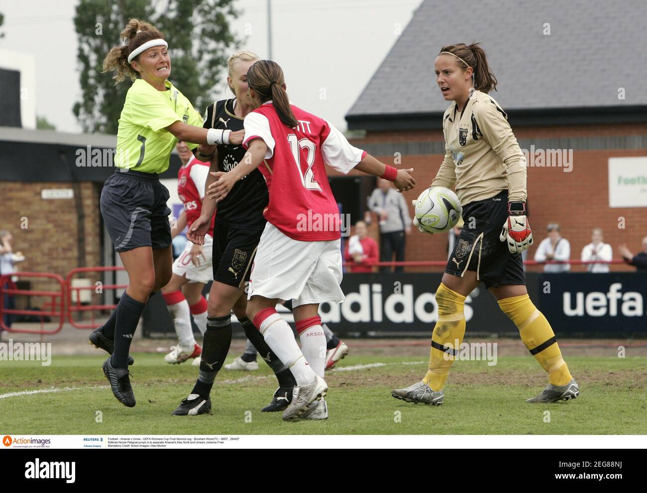 Calcio - Arsenal v Umea - UEFA Women's Cup Final seconda tappa - Boreham  Wood FC - 06/07 , 29/4/07 Referee Nicole Petignat salta per separare Alex  Scott dell'Arsenal e Johanna Frisk
