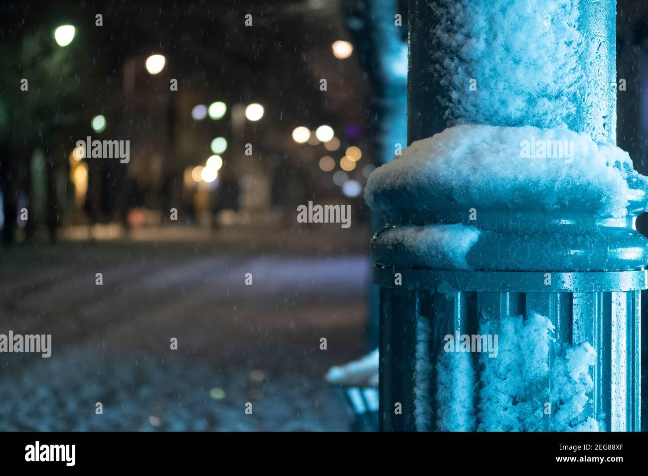 TEL AVIV, ISRAELE - 17 FEBBRAIO: Via Jaffa durante la nevicata il 17 febbraio 2020. Gerusalemme coperta dalla prima neve in sei anni raggiungendo sette a 10 centimetri (tre a quattro pollici) durante la notte. Foto Stock