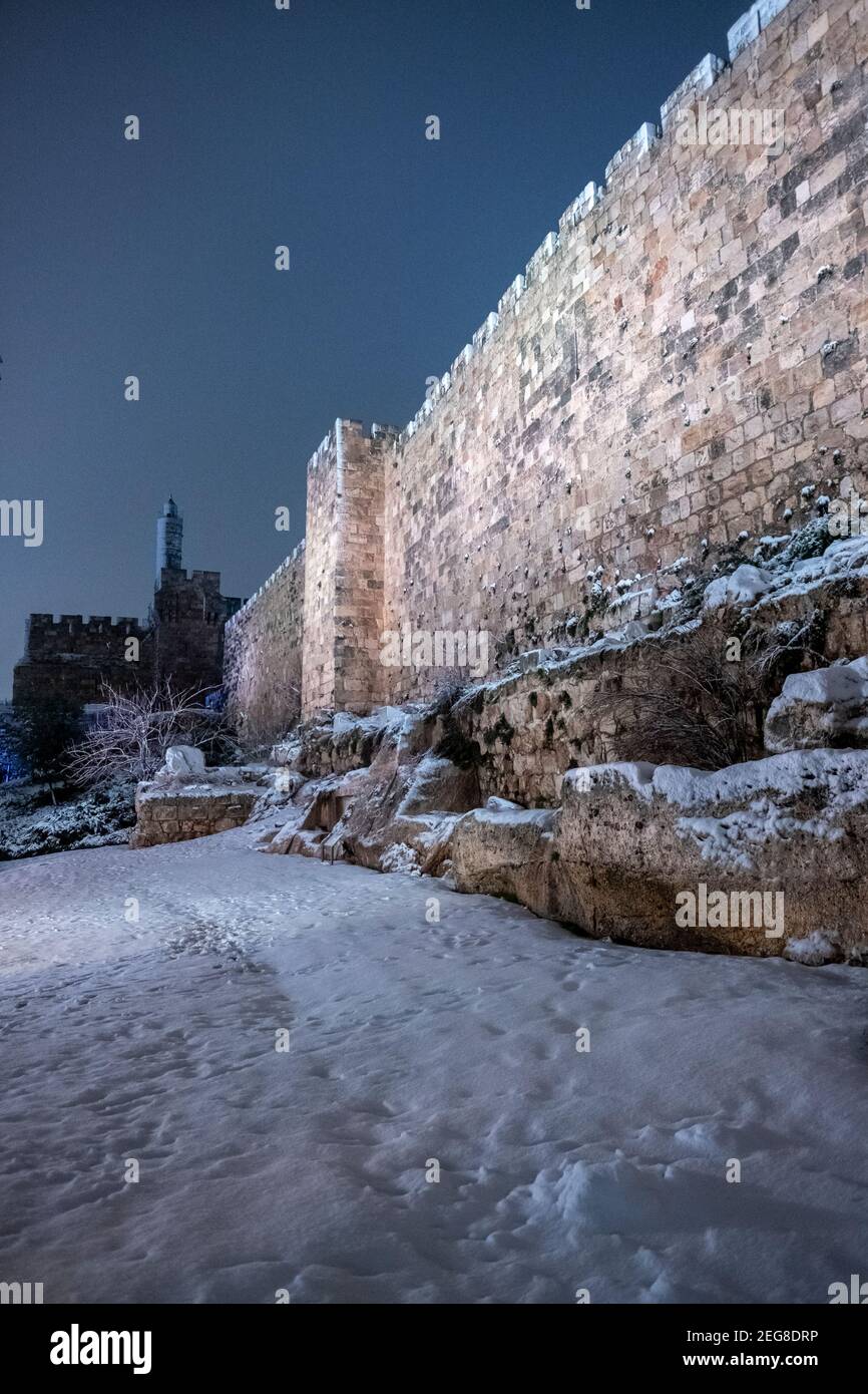 GERUSALEMME, ISRAELE - 17 FEBBRAIO: Vista del bordo occidentale della città vecchia durante la nevicata il 17 febbraio 2020 a Gerusalemme, Israele. Gerusalemme coperta dalla prima neve in sei anni raggiungendo sette a 10 centimetri (tre a quattro pollici) durante la notte. Foto Stock