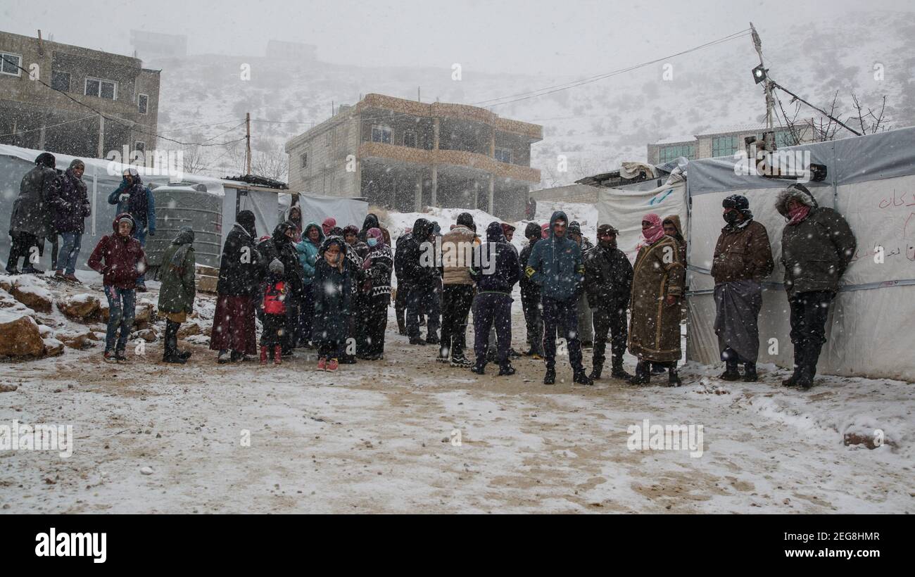 Libano 2 18 2021: Rifugiati nel campo di rifugio di e'rsal in attesa della distribuzione delle donazioni ai confini siriani libanesi nella tempesta invernale della neve Foto Stock