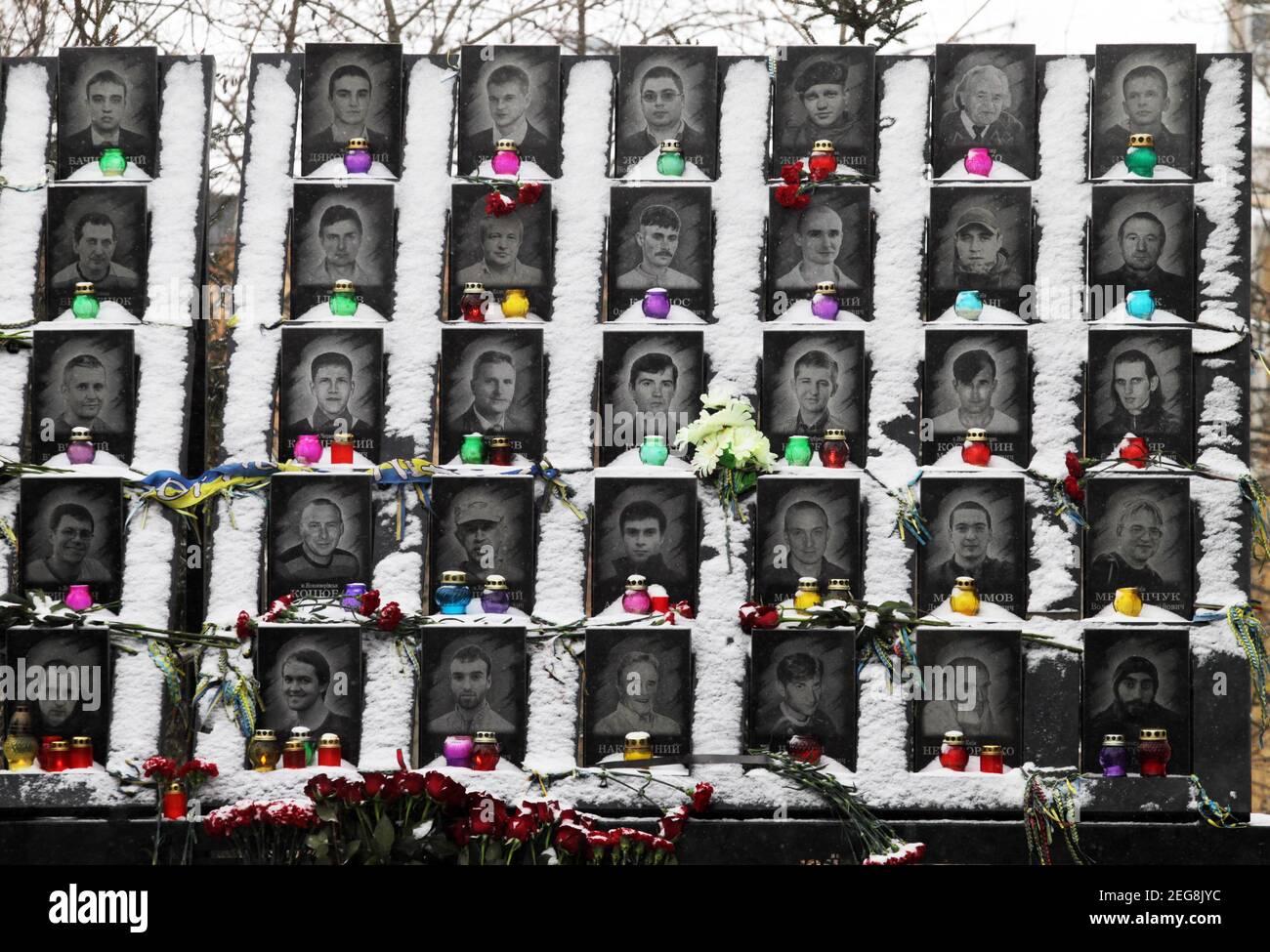 Kiev, Ucraina. 18 Feb 2021. Fiori in un memoriale in memoria del Celeste cento, attivisti che sono stati uccisi durante le proteste anti-governo del 2014, sono visti nel 7 ° anniversario di Euro Maidan, a Kiev, Ucraina, il 18 febbraio 2021. Credit: Serg Glovny/ZUMA Wire/Alamy Live News Foto Stock