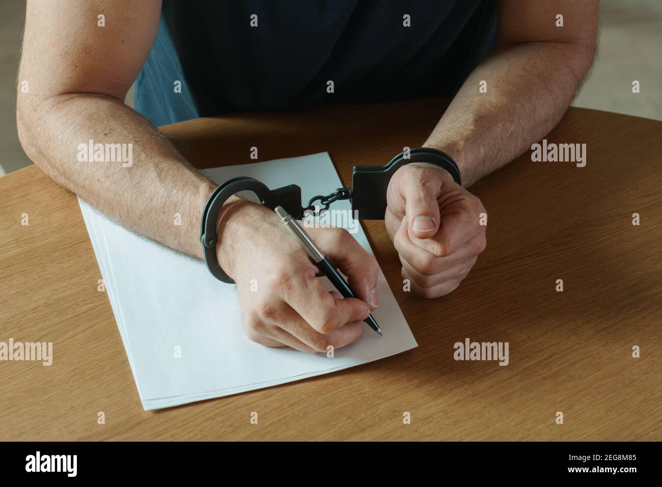 Gli uomini le mani con le manette riempire la polizia record, confessione. sulla parte superiore della polizia investigativa detective. Arresto, bail, diritto penale, penitenziari Foto Stock