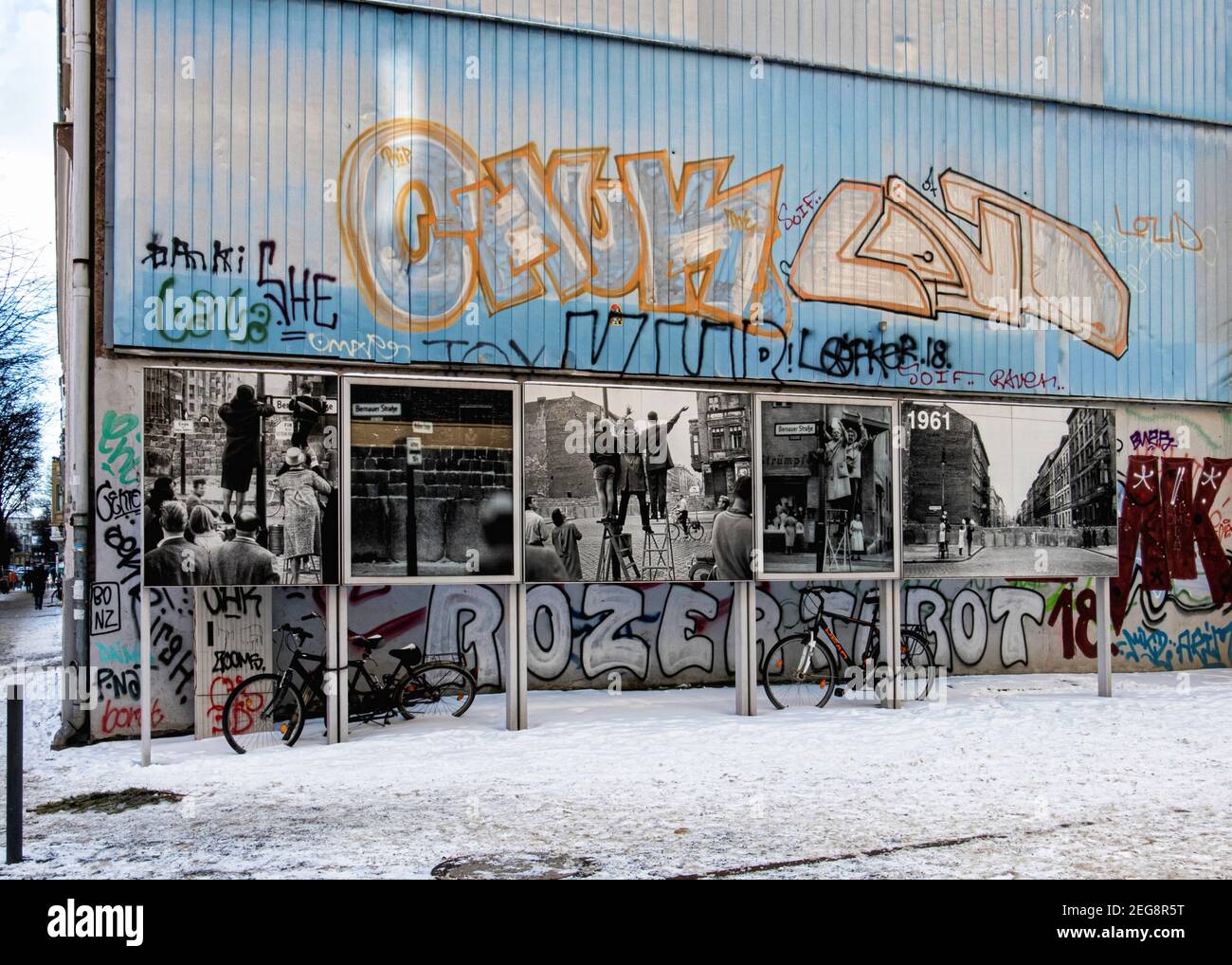 Berlino, Mitte. Memoriale del muro di Berlino. Vecchie fotografie e pareti coperte di graffiti a Bernauer strasse Foto Stock