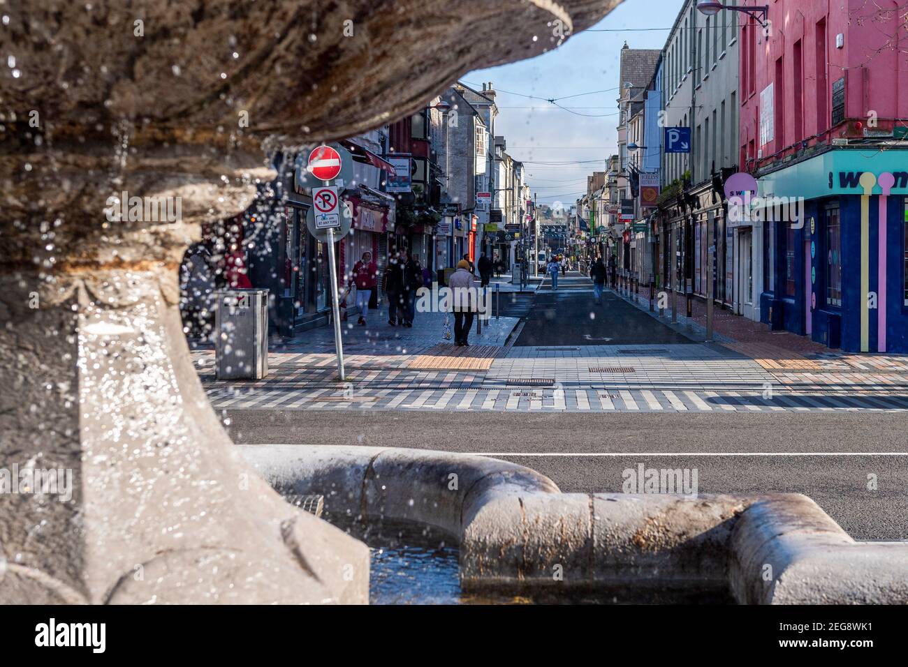 Cork, Irlanda. 18 Feb 2021. La gente nel centro della città di Cork va circa il loro commercio durante il blocco di livello 5 del governo. Credit: AG News/Alamy Live News Foto Stock