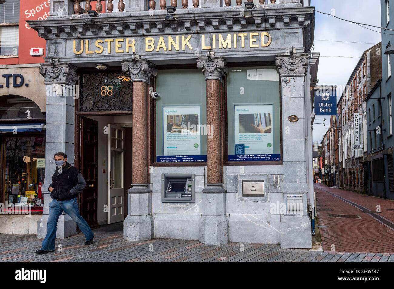 Cork, Irlanda. 18 Feb 2021. Ulster Bank, che fa parte del gruppo RBS, sta valutando la possibilità di uscire dalla Repubblica d'Irlanda, tagliando potenzialmente 2,800 posti di lavoro e 88 filiali. Una decisione sarà presa oggi dalla casa madre NatWest. Credit: AG News/Alamy Live News Foto Stock