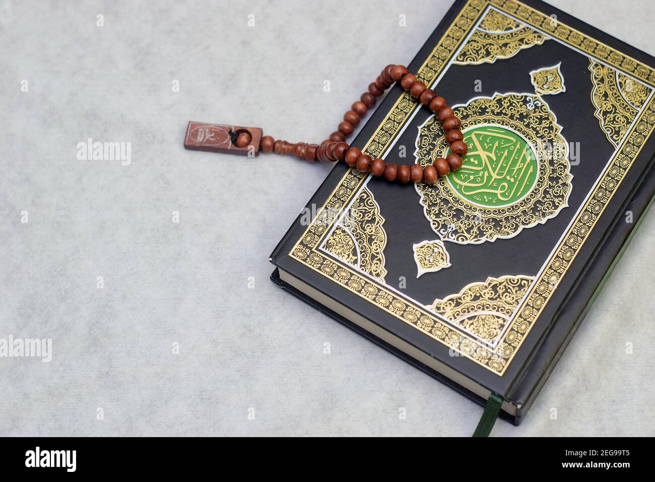 Al Quran santo con calligrafia arabica scritta significato di al Perline di Quran e rosario o tasbih Foto Stock