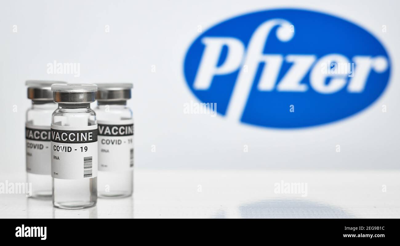 Kremenchuk, Ucraina - 03.02.2021: Pfizer Inc. Vaccino del Coronavirus su fondo bianco Foto Stock