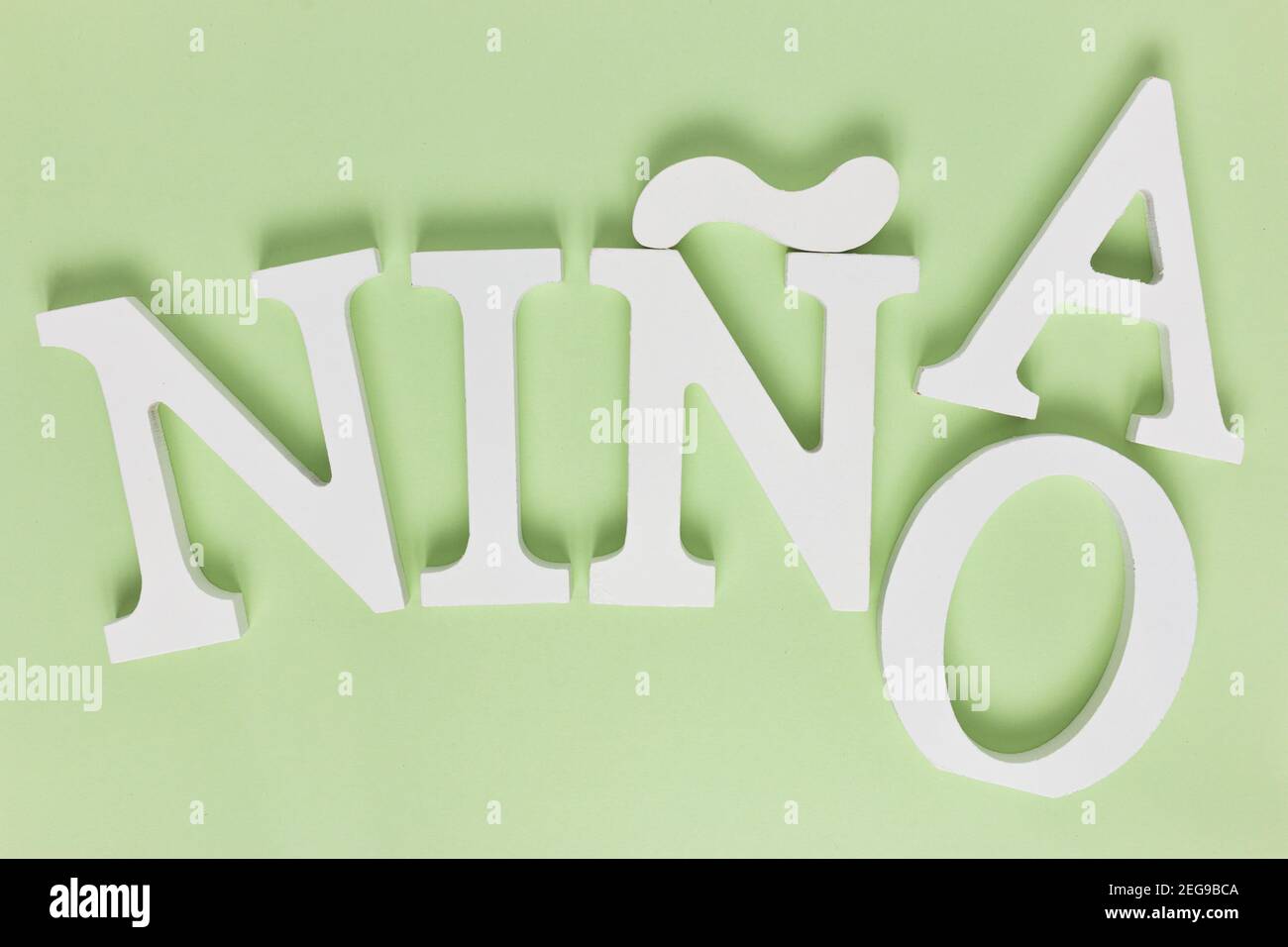 Vista dall'alto dello spagnolo 'NINO', scritta 'NINa' isolata su sfondo verde Foto - Alamy