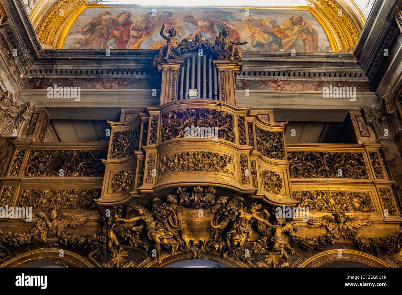 Organo a pipa a San Silvestro in chiesa capita, Basilica di San Silvestro il primo interno a Roma, Italia Foto Stock