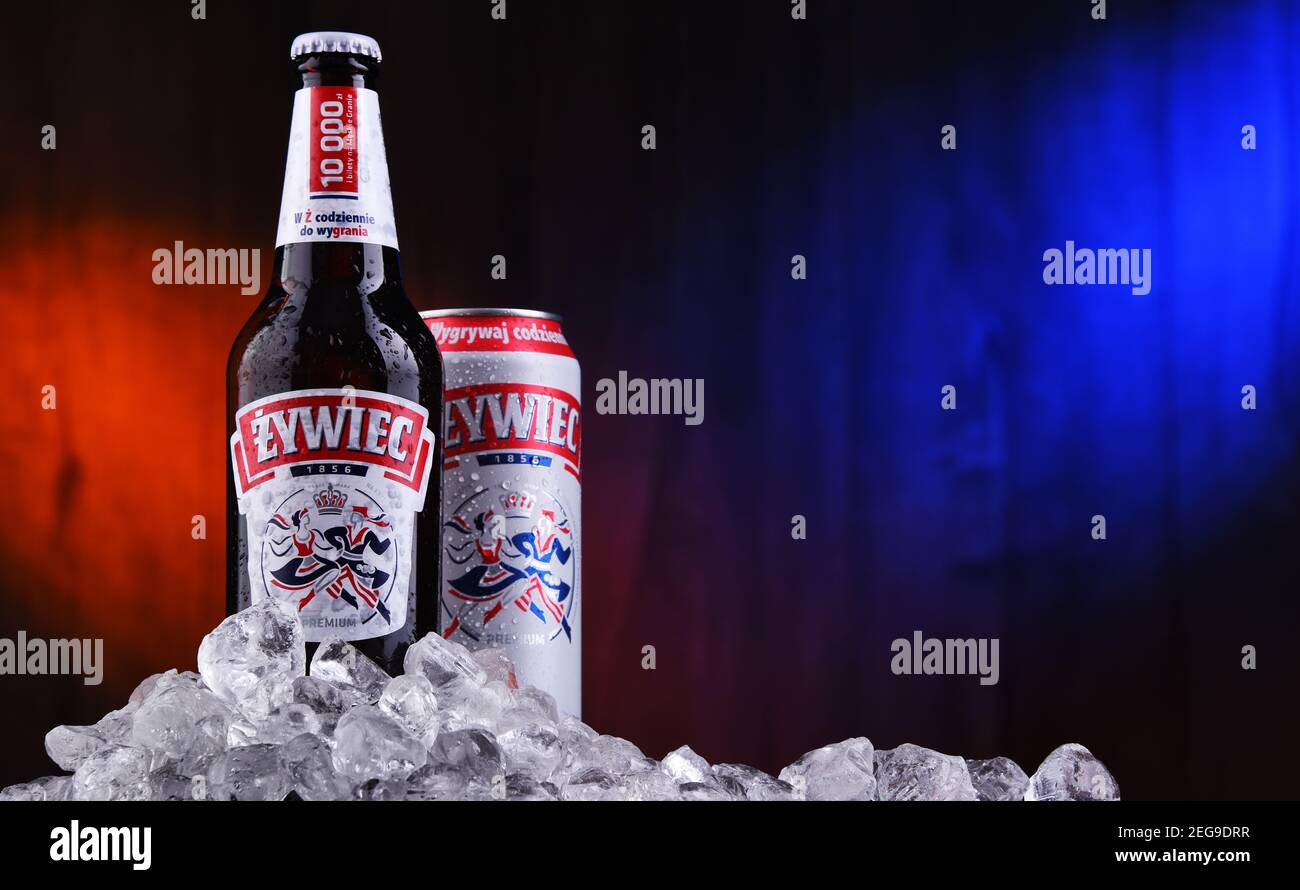 POZNAN, POL - OTT 2, 2020: Bottiglia e lattina di birra Zywiec, una lager pallida, prodotta in Polonia dal gruppo Zywiec, di proprietà di Heineken Internation Foto Stock