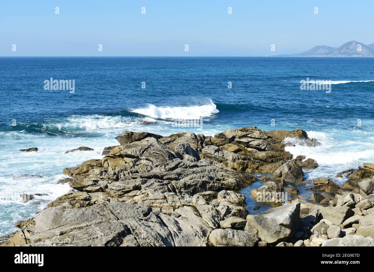 Vista da una scogliera con le onde che si infrangono al famoso Rias Baixas nella regione della Galizia. Porto do Son, Coruña, Spagna. Foto Stock