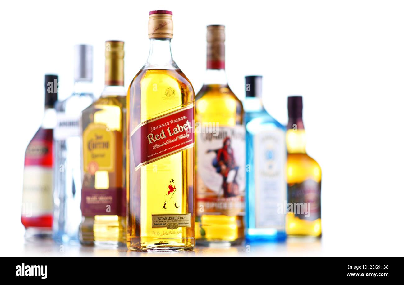 POZNAN, POL - OTT 30, 2020: Bottiglie di vari marchi globali di liquori duri, tra cui whisky, vodka, tequila e gin Foto Stock