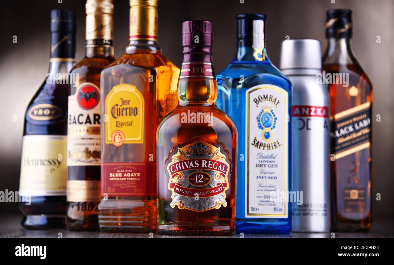 POZNAN, POL - 5 NOVEMBRE 2020: Bottiglie di vari marchi globali di liquori duri tra cui whisky, vodka, tequila e gin Foto Stock