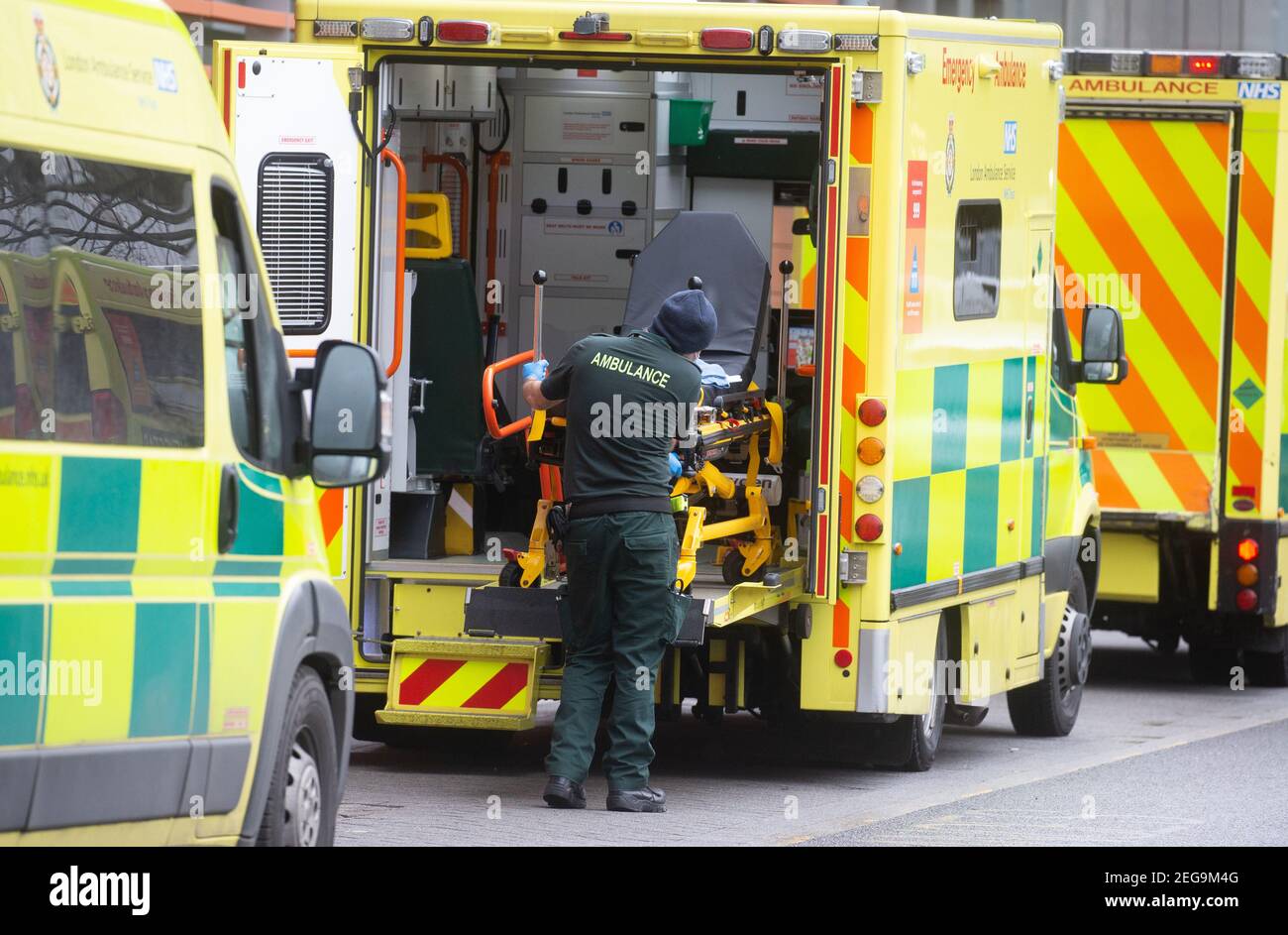 Londra, Regno Unito. 18 Feb 2021. Un flusso costante di pazienti che arrivano al Royal London Hospital di Whitechapel. L'NHS è sottoposto a forti pressioni con la pandemia di Coronavirus, le richieste invernali extra e il portafoglio di pazienti in lista d'attesa. Credit: Mark Thomas/Alamy Live News Foto Stock