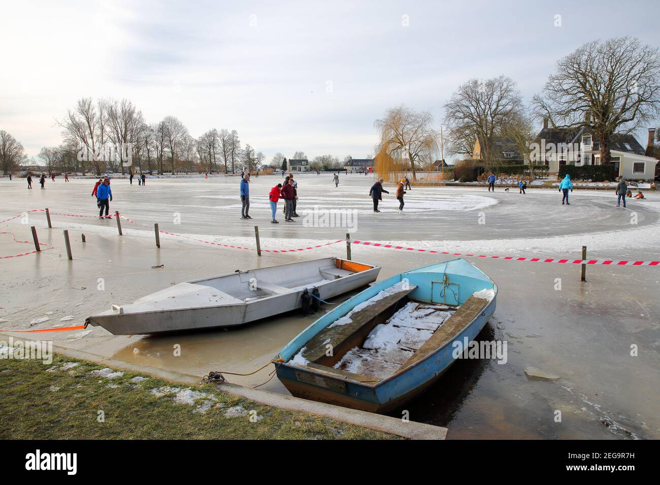 BROEK IN WATERLAND, PAESI BASSI - 14 FEBBRAIO 2020: Neve invernale e persone che pattinano su acqua ghiacciata a Broek in Waterland Foto Stock