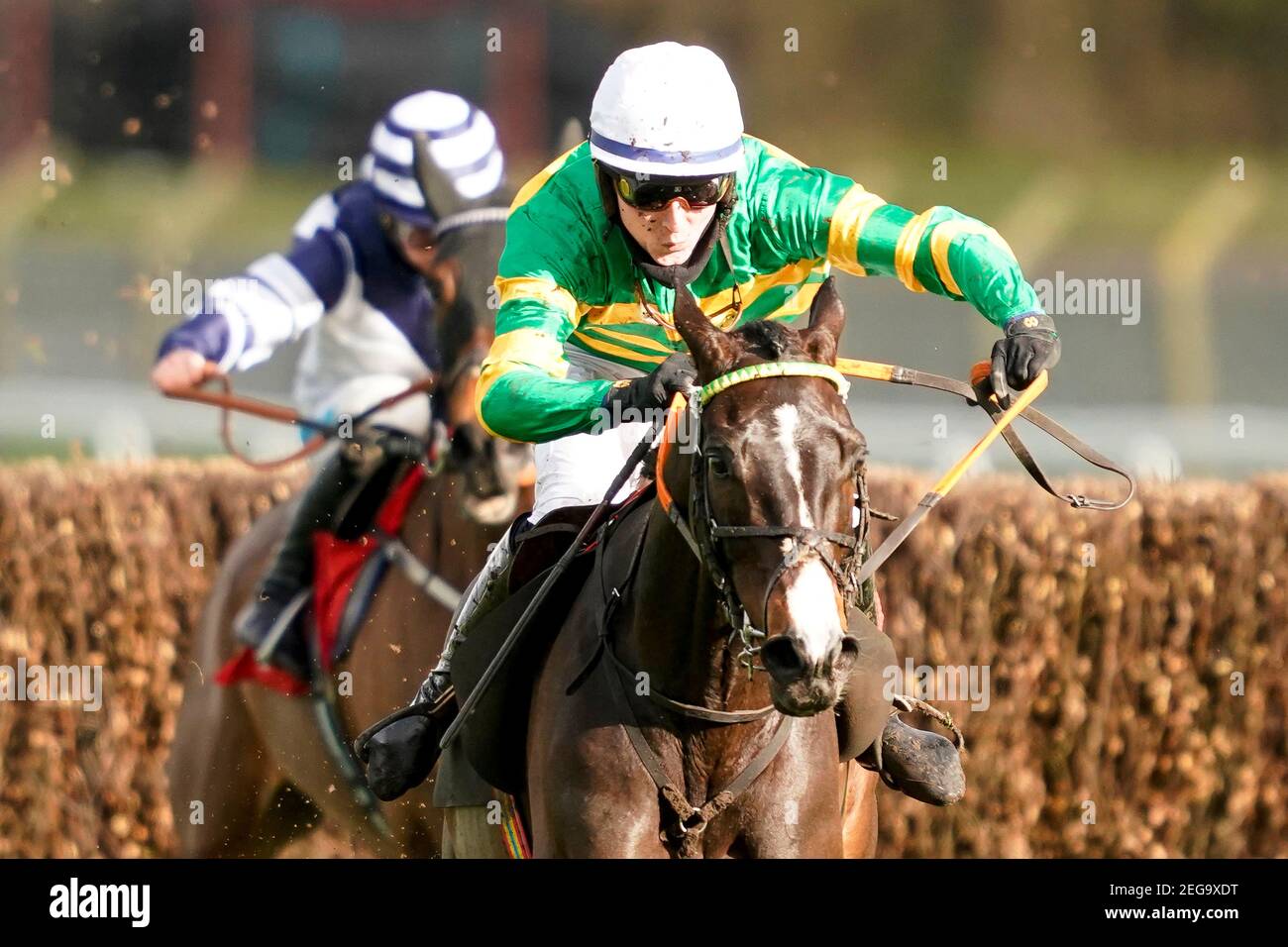 Niall Houlihan cavalcando Belargus sulla strada per vincere l'inseguimento di handicap Elmbridge all'ippodromo di Sandown Park, Esher. Data immagine: Giovedì 18 febbraio 2021. Foto Stock