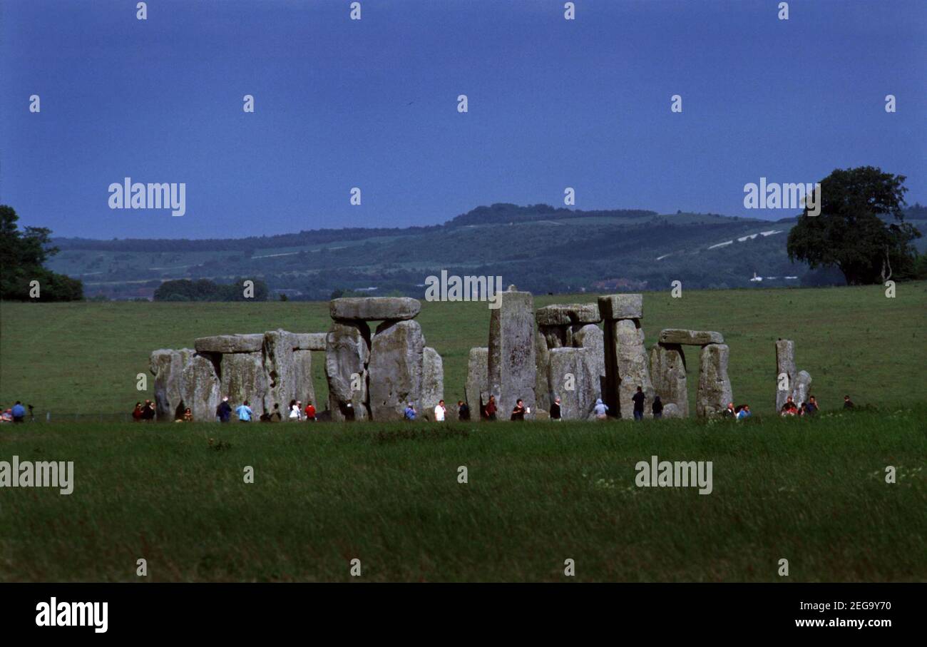 Stonehenge Wiltshire England Stonehenge è un monumento preistorico situato sulla piana di Salisbury nel Wiltshire, in Inghilterra, a 3 km a ovest di Amesbury. Si compone di un anello esterno di pietre verticali in piedi Sarsen, ciascuna di circa 13 piedi (4.0 m) di altezza, sette piedi (2.1 m) di larghezza, e di circa 25 tonnellate di peso, sormontata da collegare pietre orizzontali architrave. Foto Stock
