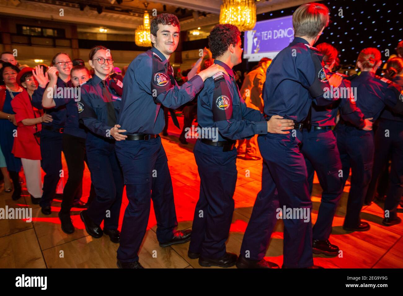 Silver Sunday Tea Dance, che celebra gli anziani e contribuisce a ridurre la solitudine e l'isolamento, si tiene al Grosvenor House Hotel, Londra, Inghilterra, Regno Unito Foto Stock