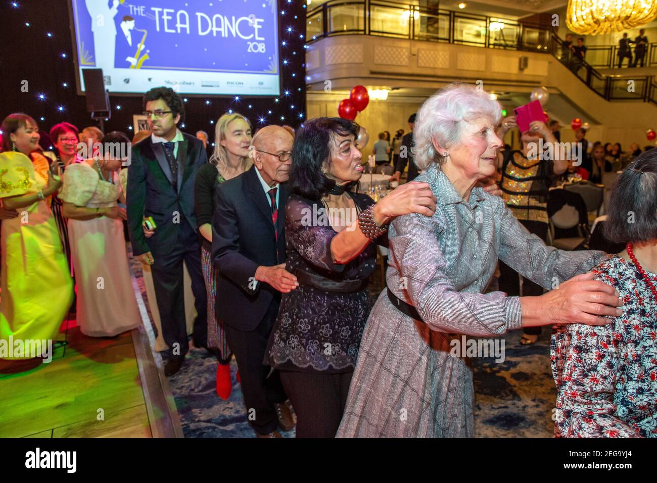 Silver Sunday Tea Dance, che celebra gli anziani e contribuisce a ridurre la solitudine e l'isolamento, si tiene al Grosvenor House Hotel, Londra, Inghilterra, Regno Unito Foto Stock