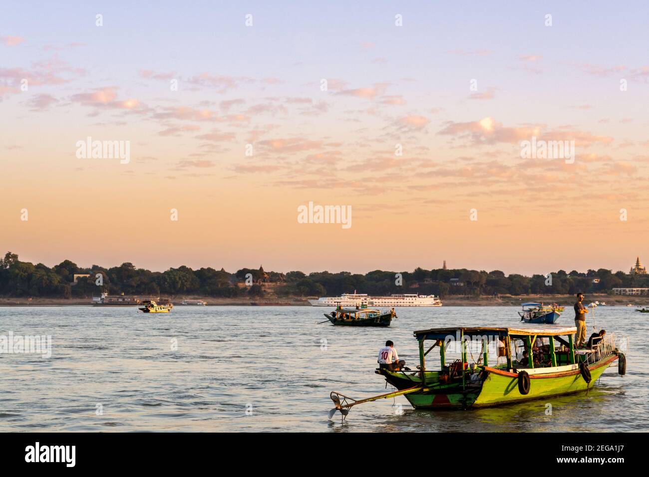 Bagan, Myanmar - Vista del fiume Irrawaddy o, Ayeyarwady al tramonto. Barche galleggianti sul fiume e pagode sulla terra. Foto Stock