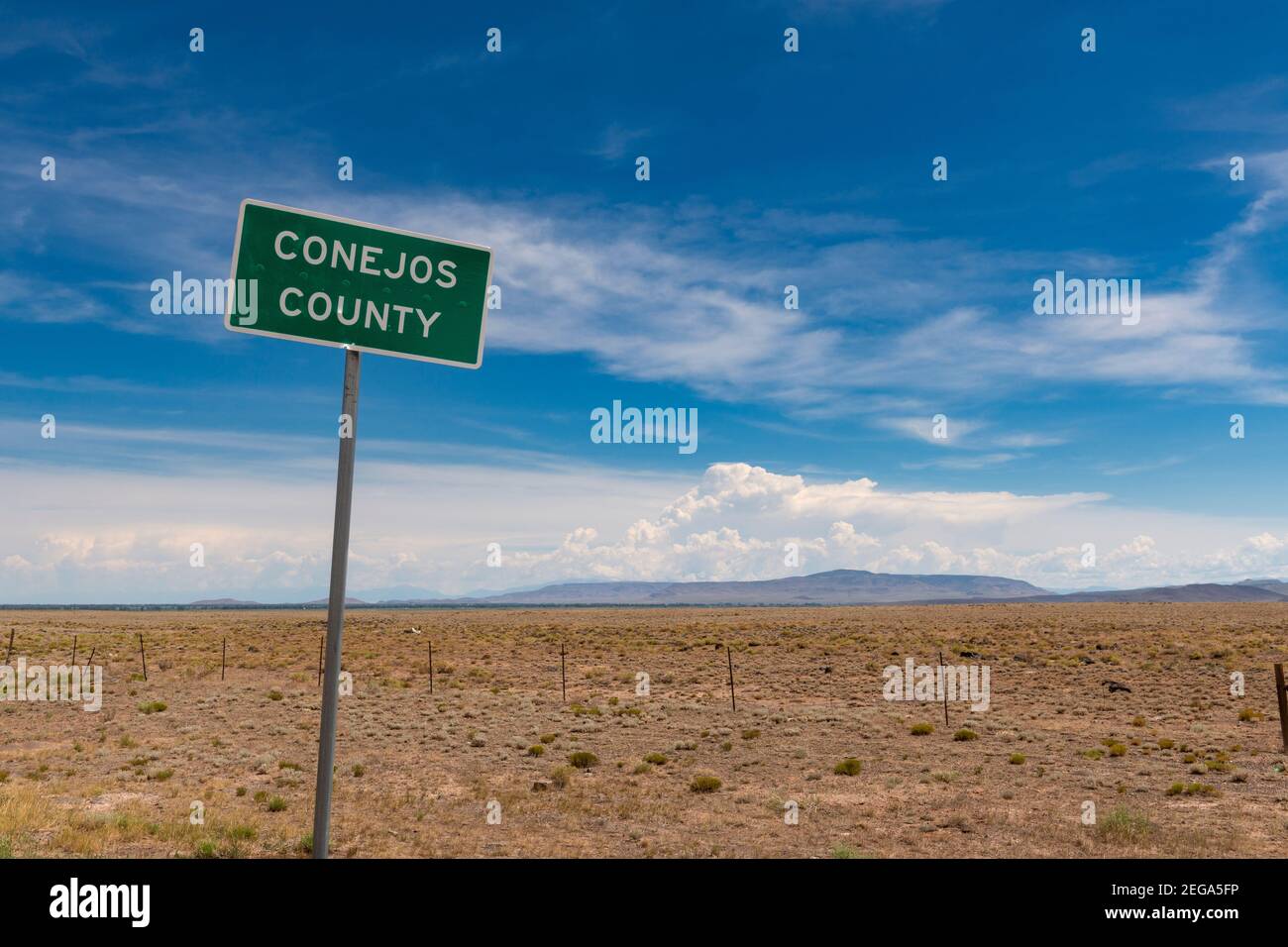 Un cartello della contea di Conejos lungo l'autostrada US 285, nello stato del Colorado, Stati Uniti Foto Stock