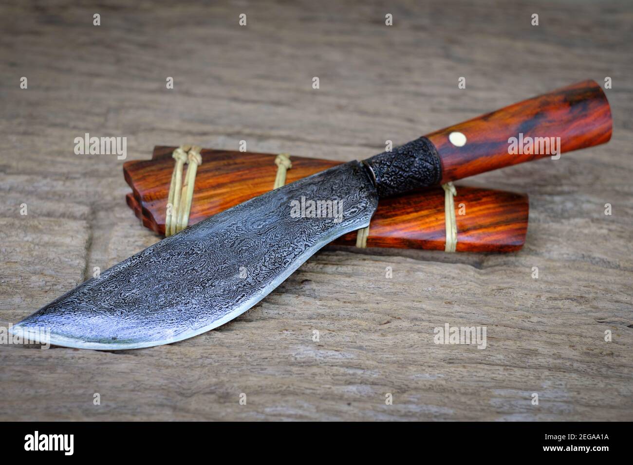 Damasco coltello usanza in legno di palissandro naturale su vecchio Tavolo  sfondo fatto a mano di Thailandia Foto stock - Alamy