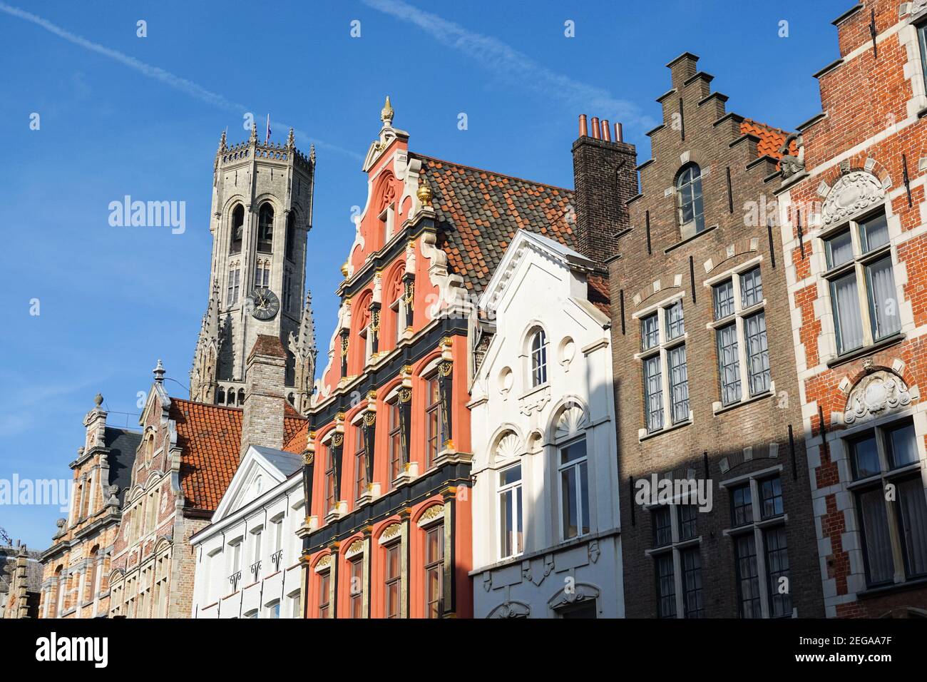 Case cittadine tradizionali con la torre campanaria sullo sfondo a Bruges, Belgio Foto Stock