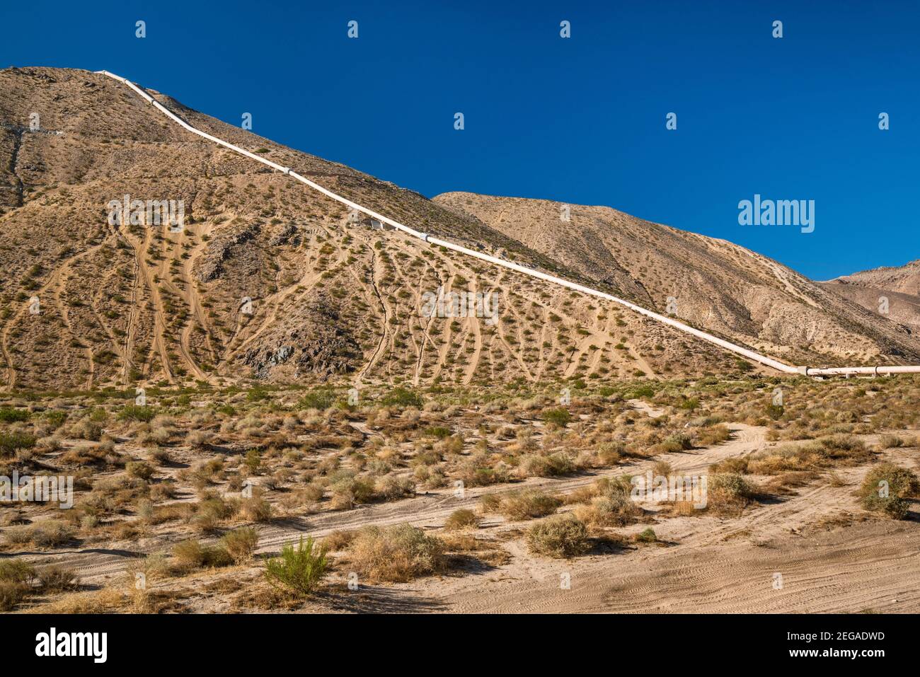 Los Angeles Aqueduct Pipeline, Jawbone Canyon, Jawbone-Butterbredt Area of Critical Environmental Concern, Mojave Desert, California, USA Foto Stock