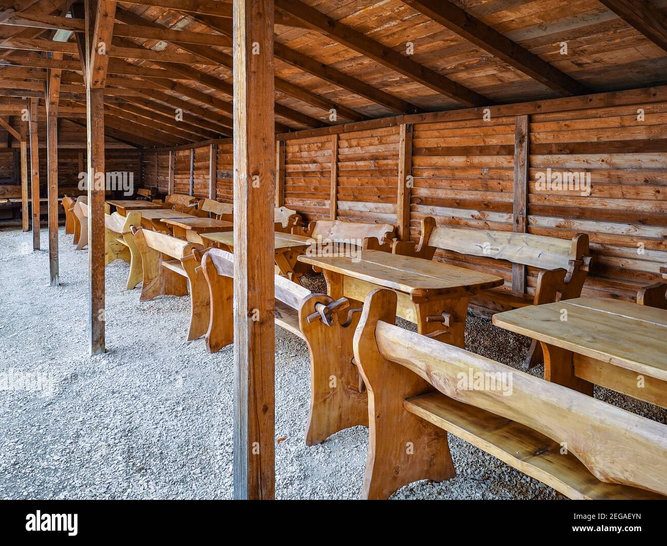 tavoli con panche in legno