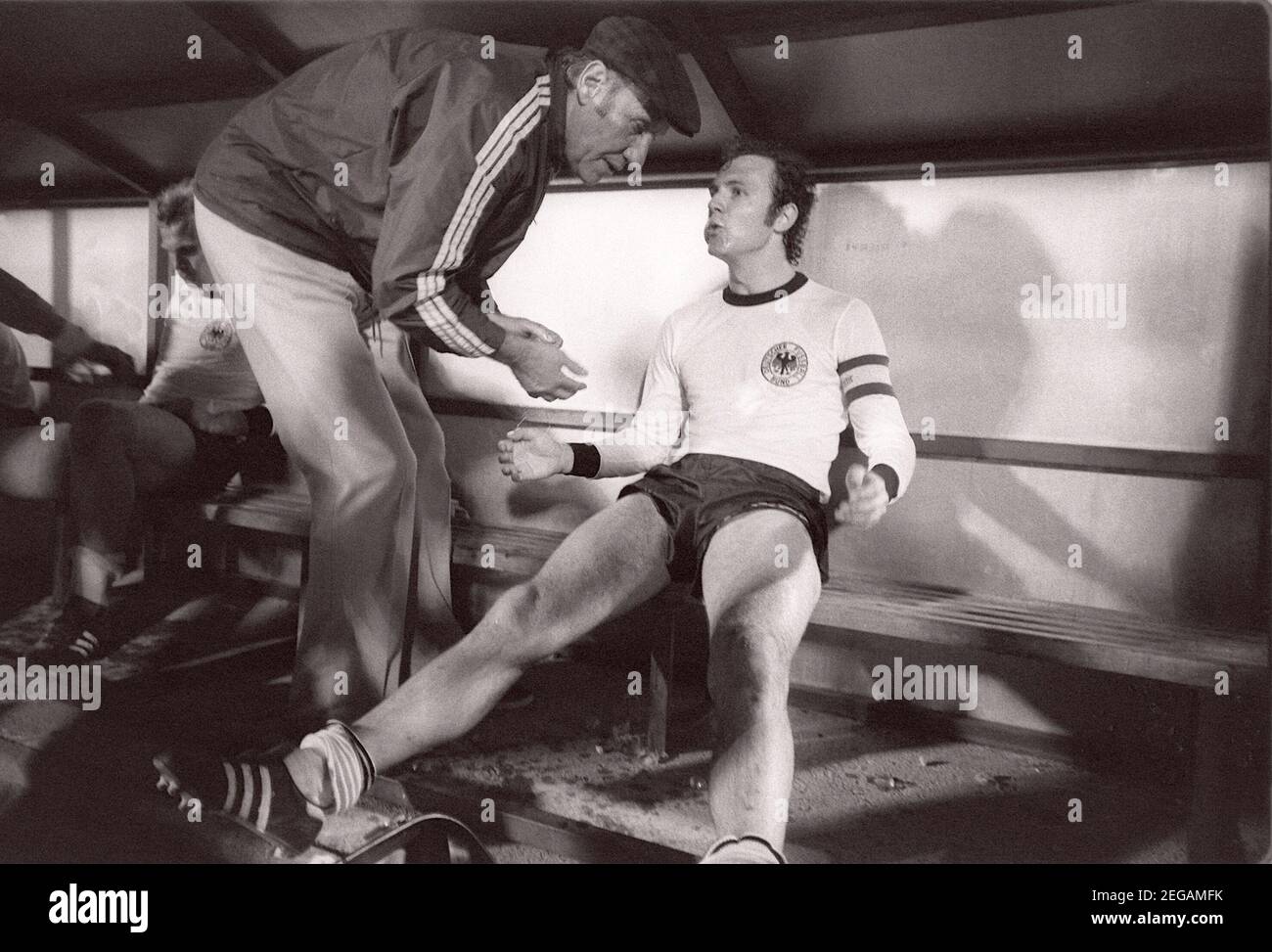 25 anni fa, il 23 febbraio 1996, Helmut SCHOEN, Franz BECKENBAUER, Germania, nazionale, è morto sfinito sulla panchina, allenatore Helmut SCHOEN si è addossato su di lui; Campionato europeo di calcio 1976, finale, CSSR-Repubblica federale di Germania 7: 5 dopo spara pena; il 20 giugno 1976 a Belgrado; Qf .; Black and White shot Â | utilizzo in tutto il mondo Foto Stock