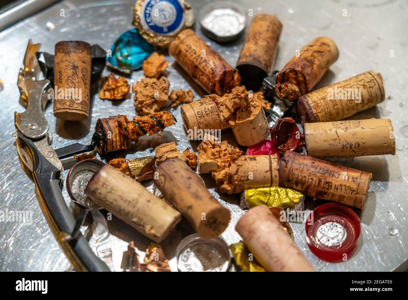 Nucleo di sughero, estratto da bottiglie di vino vecchie, in eccesso, in parte friabile, ammorbidito, marcio, Foto Stock