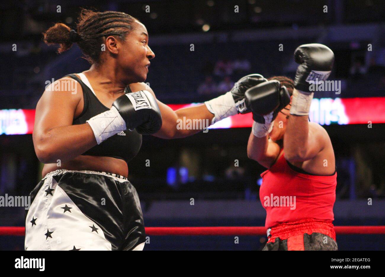 Boxing - Laura Ramsey v Alexandra Maloy - Mid-weight Fight - St.Pete Times  Forum, Tampa, Florida, Stati Uniti d'America - 12/4/08 Laura Ramsey (L) in  azione contro Alexandra Maloy Mandatory Credit: Action