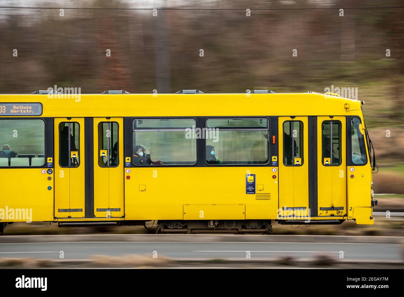 Tram Ruhrbahn, sulla Altendorfer Strasse di Essen, NRW, Germania, Foto Stock