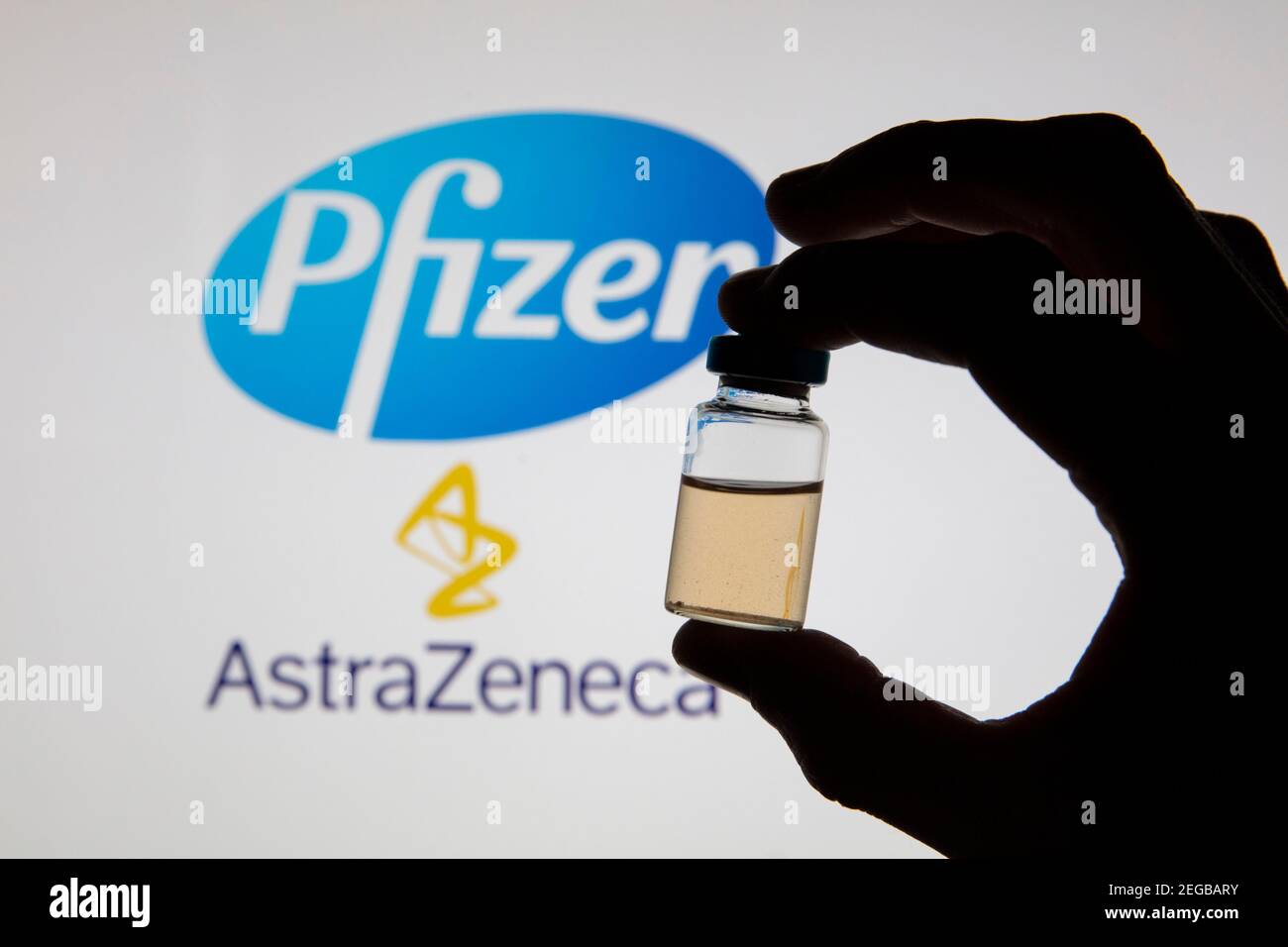 OXFORD, UK - Febbraio 2020: Logo Pfizer e Astraeneca con vaccino covid-19 Foto Stock