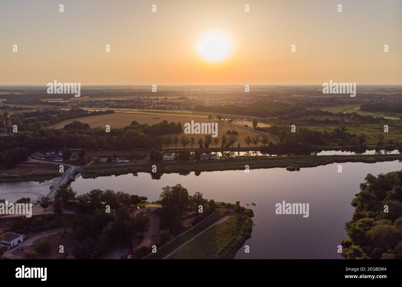 Wroclaw 1 luglio 2019 Aerial guardare per calmare il fiume con alberi e campi intorno alla mattina dopo l'alba Foto Stock