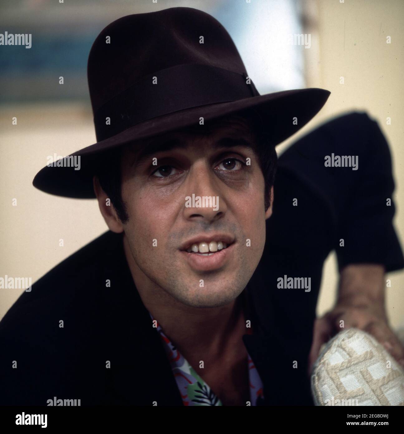 Adriano Celentano, italienischer Sänger und Schauspieler, Ritratto, 1977.  Adriano Celentano, cantante e attore italiano, Ritratto, 1977 Foto stock -  Alamy